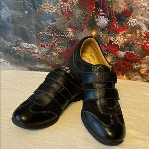 Softspots Black Leather Women’s slip-ons 9.5W